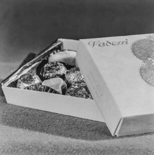 Studien mit Gegenstand : Pralinenschachtel der Marke "Vadossi"