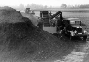 Bomlitz bei Uelzen. Abraum wird auf LKW´s beladen