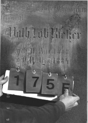 Grabstein 175 (Index: 99786068) Zustand: Vorderseite: obere Hälfte und Ränder abgeblättert Maße HxBxT: 163x94x27 cm Besonderheit: Doppelgrab (für Eheleute?): Grabstein 175E (1)