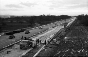 Neuenburg: Landesregierung in Müllheim; Wagen des Ministers auf der Autobahn bei Neuenburg, mit Blick von der Brücke nach Süden