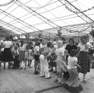 Rethwischdorf: Gemeindefest: Festzelt mit Bühne: Vorführung eines Volkstanzes