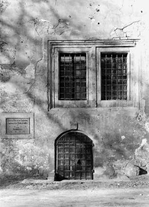 Senftenberg. Schloß (1544-1548, Ausbau 1570). Westflügel. Hoffront (Teilansicht) mit Gedenktafel für Hans von Polenz (gest. 1437)