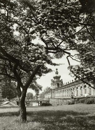 Dresden-Altstadt. Zwinger (1709-1728, M. D. Pöppelmann, B. Permoser). Langgalerie mit Kronentor. Ansicht über den Zwingergraben