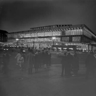 Dresden. Kulturpalast, Südfront in der Abenddämmerung