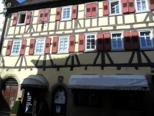 Stadtbild-Schloßstraße-altes Rathaus (1541) - traufständiges Fachwerkhaus in Riegelbauweise auf steinernem Stock in Übersicht