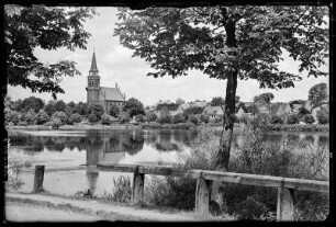 Ortelsburg (Szczytno/Polen). Blick über den See zur Katholischen Marienkirche