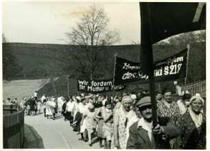 Demonstrantinnen und Demonstranten mit den Transparenten:"Wir fordern Schutz für Mutter und Kind" und "Heraus mit den Opfern des Schand § 218"