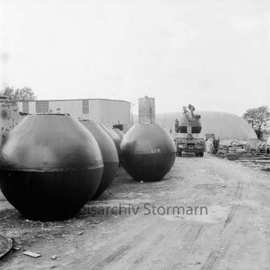 Haase-Öltanks: Firmengelände mit Öltanks: hinten rechts Lkw: Aufladen eines Tanks