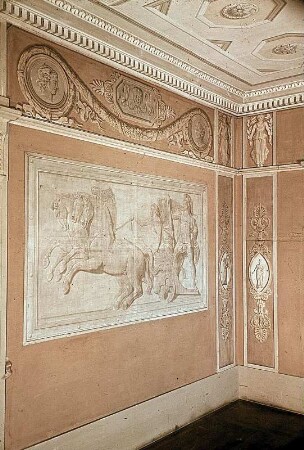 Wanddekoration mit fingierten Reliefs eines römischen Triumphzuges eines Triumphzuges