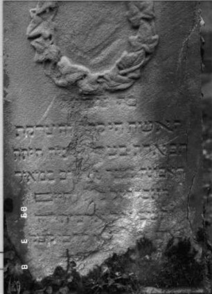Grabstein 74 (Index: 100100437) Maße HxBxT: 123x39x27 cm Symbolik: Sterne, Kranz: Grabstein 74B