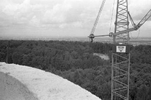 Bau des Wasserturms im Bergwald.