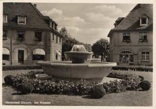Postkartenalbum mit Motiven von Karlsruhe. "Gartenstadt Rüppurr. Der Brunnen". Brunnen in der Gartenstadt