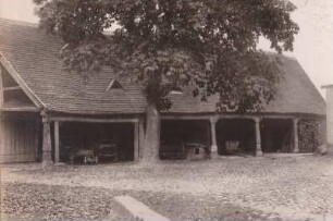 Schuppen mit Holzsäulen. Bauernhof