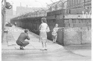 Erinnerungsfoto an der Berliner Mauer, Bernauer Straße