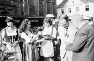 Freiburg: Die Weinkönigin Gisela Faber auf dem Podium