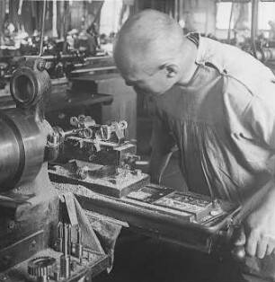Fräsen und Bohren der Fernrohrkörper : Technikgeschichte | Technologie | Optische Industrie | Prismen-Fernrohre | Emil Busch AG Rathenow
