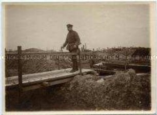 Deutscher Soldat in einer Grabenlandschaft bei La Bassée