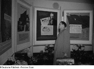 Besucher vor Schautafeln
