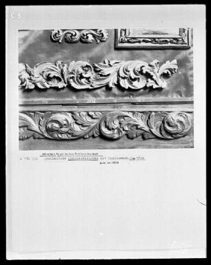 Ornamentleisten mit Rankenwerk