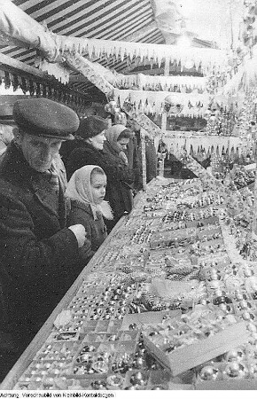 Dresden, Altstadt, Altmarkt, Striezelmarkt mit Pflaumentoffel, Dezember 1955 / Dezember 1956