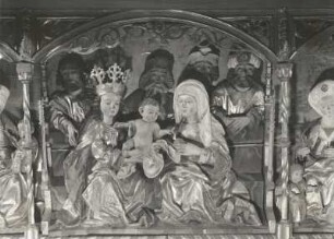 Ehemaliger Hochaltar (Stiftung 1503), Predella, Heilige Sippe. Mittelgruppe: Heilige Anna selbdritt mit dem Heiligen Joseph und den Heiligen Drei Königen im Hintergrund. Pfarrkirche, Bützow