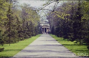 Berlin, Schlossgarten Charlottenburg, Weg zum Mausoleum.