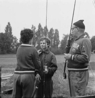 Helga Wischer-Rudolph im Gespräch mit einer Jugendlichen beim Sportangeltraining auf einem Fußballplatz