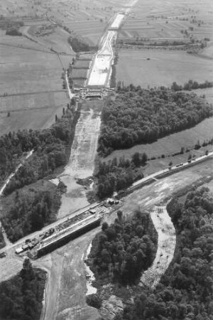 Trassierung mit Blick nach Süden Im Vordergrund AS Freiburg-Süd und Überführung der B 31 im Bau