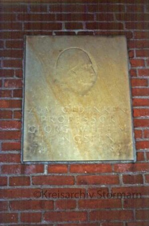 Schule: Gedenkplatte (Harri Egler) für Georg Wilhelm Pfingsten