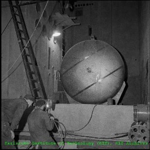 Tankmontagearbeiten im Forschungsreaktor 2 (FR 2)