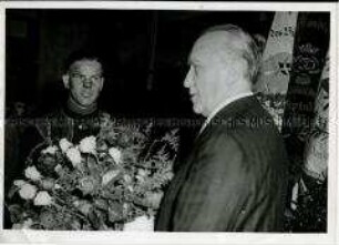 Schornsteinfeger überreichen Konrad Adenauer einen Blumenstrauß