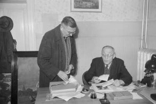 Božidar Dobrucky und Erich Schneider, Mitarbeiter des sorbischen Volksbildungsamtes in Bautzen : Božidar Dobrucky na swojim dźěłowym městnje w Serbskim zarjedźe, pódla njeho Erich Krawc. Bautzen / Budyšin