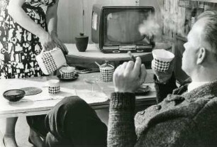 Werbefotografie für eine Broschüre der Gewerkschaft Öffentliche Dienste, Transport und Verkehr (ÖTV). Freizeitgestaltung. Gemütliches Fernsehen zu Hause mit Zigarre und Kaffee.