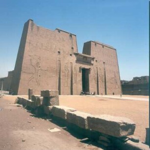 Ägypten. Edfu. Horus-Tempel (237-57ante). Eingangspylone