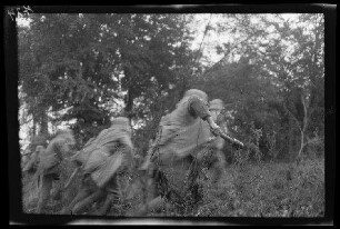 Bei Metz-en-Couture (Dep. Pas-de-Calais, Frankreich): "Sturmtrupp" am Waldrand bei einer Angriffsbewegung, ein Soldat mit einer Stilgranate in der Hand (Nahaufnahme, Seitansicht)