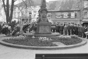 Kranzniederlegung am Denkmal für Christian Hengst in Durlach anlässlich seines 100. Todestags