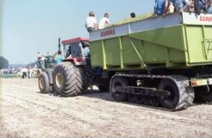 Fotografie: Antriebs- und Anbausystem, Fahrwerk, Gummiraupenlaufwerk, Muldenkipper, Silomais, Terrareifen