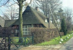 Beimoorweg 182: Fachwerkhaus mit Reetdach: traufständige Straßenfront: Giebelseite ehemaliger Wirtschaftstrakt: links Anbauten Wirtschaftsgebäude mit Ziegeldach