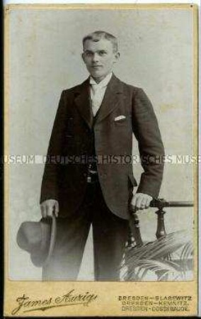 Jugendlicher im schwarzen Anzug (Konfirmand?), Carte de Visite