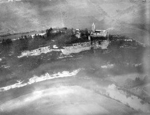Die Rudelsburg in 200 m Höhe : unten die Saale im Dunst; der Himmel bedeckt