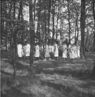 20. Klosterschülerinnen am Madonnenbild : Kamenz. Aufführung des Spieles "Deutscher Frühling: Ein Frühlingsspiel nach heimatl. u. dt. Frühlingsbräuchen" von H. Steglich beim Frühlingsfest