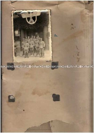 Angehörige der Ordnungspolizei vor der geschmückten Eingangstür der Kaserne des Polizei-Bataillons 31