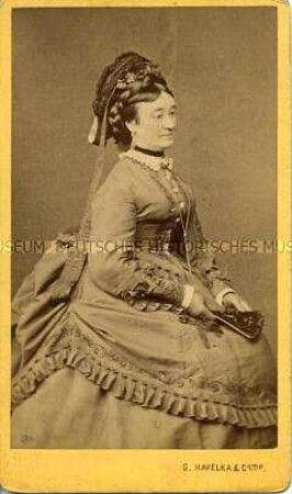 Porträtfoto - Frau sitzend mit Fächer in der Hand