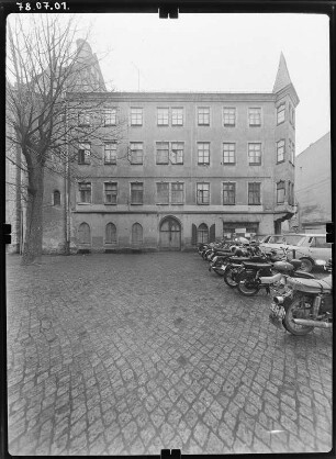 Meißen-Altstadt, Schulplatz. Wohnhaus mit Eckladen. Straßenfront
