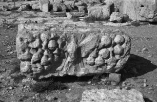 Fragment des Peristyl-Frieses mit Genien