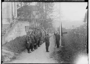 Reichsberufswettkampf ¿ Metall 1934; Gruppe Jugendlicher vor dem Gebäude Handwerkskammer in der Josfinenstraße in Sigmaringen