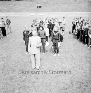 Drei-Kreis-Vergleichswettkampf: Travestadion: die Mannschaft aus Stormarn (Mitte) mit Theo Rausch, Vorsitzender des Kreis-Leichtathletik-Verbandes Stormarn