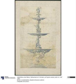 Tafelaufsatz mit 3 Schalen, mit Figuren verziert