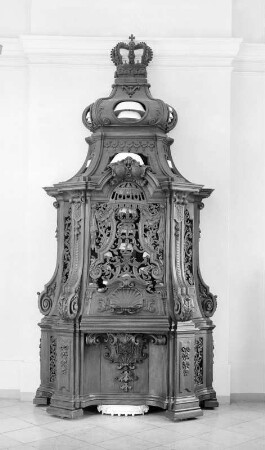 Glockenspiel im Gehäuse : Kändler, Johann Joachim: Glockenspiel im Gehäuse. Meißen, 1736/1737, Herstellung 18. Jahrhundert. Porzellan; Höhe 4 m. Dresden: Staatliche Kunstsammlungen Dresden (SKD), Porzellansammlung PE 706