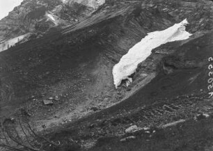 Gletscher : Blick auf einen Gletscher im Gebirge